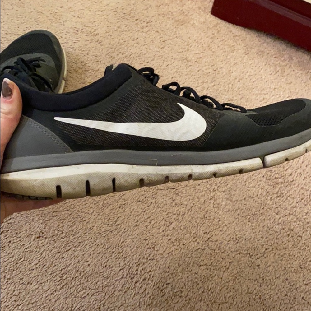 Men’s Nike tennis shoes